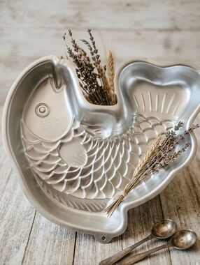 Wilton 1984 Big Fish Koi Crescent Moon Silver Aluminum Cake Pan 2105-2763